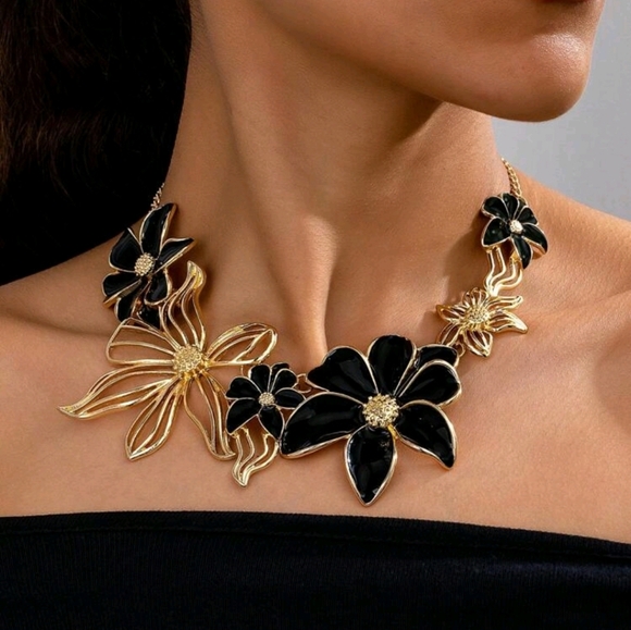 BRAND NEW ** Elegant Black and Gold Floral Necklace - Picture 2 of 2